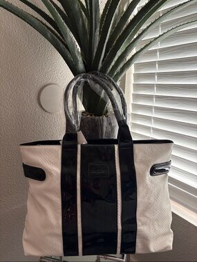 NWT sha sha Black and White Patent Trim Messenger Tote bag w/small Wallet SZ OS